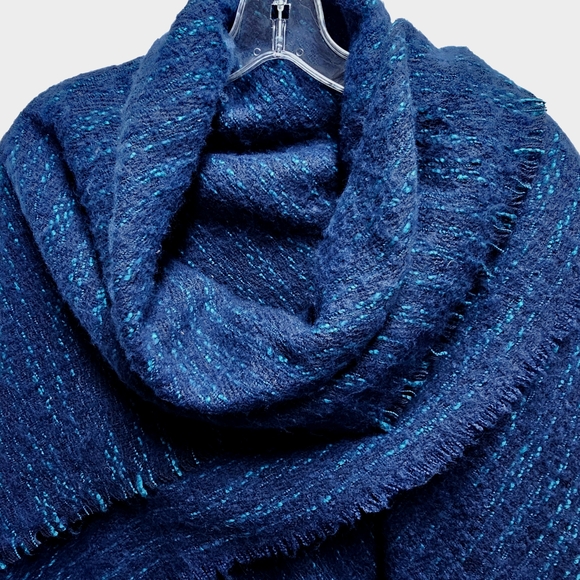 Vince Camuto Women’s Scarf Soft & Warm 52" x 48" Blue & Teal – NWT $38 Retail - Picture 6 of 9
